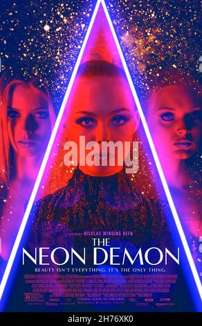 DATE DE SORTIE: 24 juin 2016.TITLE: Neon Daemon.STUDIO: Broad Green Pictures.DIRECTEUR: Nicolas Winding Refn.COMPLOT : lorsque Jesse, le modèle aspirant, se déplace à Los Angeles, sa jeunesse et sa vitalité sont dévorées par un groupe de femmes obsédées par la beauté qui prendront les moyens nécessaires pour obtenir ce qu'elle a.AVEC: ELLE FANNING as Jesse.(Crédit : © Broad Green Pictures/Entertainment Pictures) Banque D'Images