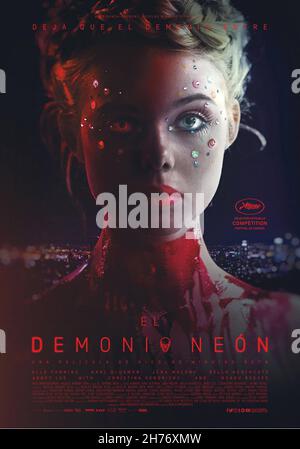 DATE DE SORTIE: 24 juin 2016.TITLE: Neon Daemon.STUDIO: Broad Green Pictures.DIRECTEUR: Nicolas Winding Refn.COMPLOT : lorsque Jesse, le modèle aspirant, se déplace à Los Angeles, sa jeunesse et sa vitalité sont dévorées par un groupe de femmes obsédées par la beauté qui prendront les moyens nécessaires pour obtenir ce qu'elle a.AVEC: ELLE FANNING as Jesse.(Crédit : © Broad Green Pictures/Entertainment Pictures) Banque D'Images