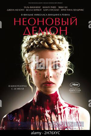 DATE DE SORTIE: 24 juin 2016.TITLE: Neon Daemon.STUDIO: Broad Green Pictures.DIRECTEUR: Nicolas Winding Refn.COMPLOT : lorsque Jesse, le modèle aspirant, se déplace à Los Angeles, sa jeunesse et sa vitalité sont dévorées par un groupe de femmes obsédées par la beauté qui prendront les moyens nécessaires pour obtenir ce qu'elle a.AVEC: ELLE FANNING as Jesse.(Crédit : © Broad Green Pictures/Entertainment Pictures) Banque D'Images