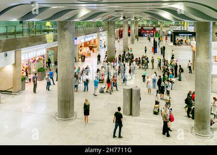 Les passagers attendent et se rencontrent dans le hall des arrivées et des départs du terminal international de l'aéroport Pulkovo, à Saint-Pétersbourg, en Russie Banque D'Images