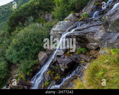 Cascade sous le sommet de Hoverla Banque D'Images