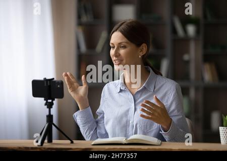 Séminaire en ligne éducatif sur les enregistrements de jeunes femmes professionnelles sur téléphone portable Banque D'Images