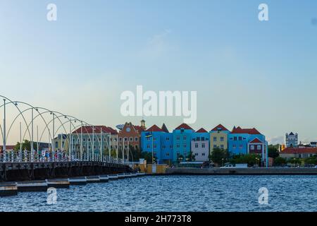 Personnes marchant sur le pont flottant Queen Emma à Willemstad, Curaçao Banque D'Images