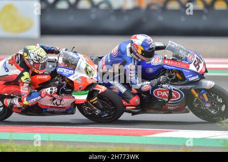 Mandalika, Indonésie.21 novembre 2021.Toprak Razgatlioglu (R) de l'équipe Pata Yamaha avec Brixx WorldSBK et Axel Bassani de l'équipe Motocorsa Racing disputent la course 1 au Pirelli Indonesian Round du Championnat du monde MOTUL FIM Superbike 2021 à Pertamina Mandalika International Street circuit, Indonésie, 21 novembre 2021.Credit: Veri Sanovri/Xinhua/Alay Live News Banque D'Images