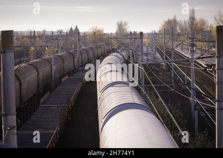 Wagons de transport de pétrole, de gaz et de gaz de pétrole liquéfié (GPL, GPL ou condensat) dans une station près de Bucarest, Roumanie. Banque D'Images