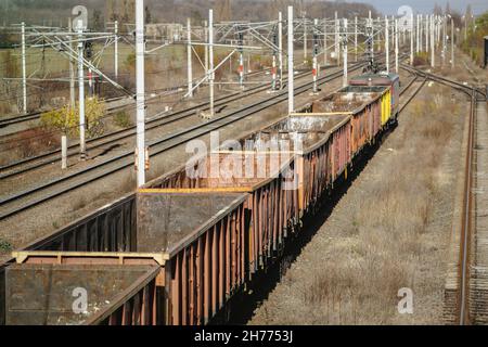 Vider les vieux wagons de train de marchandises et dans une gare. Banque D'Images