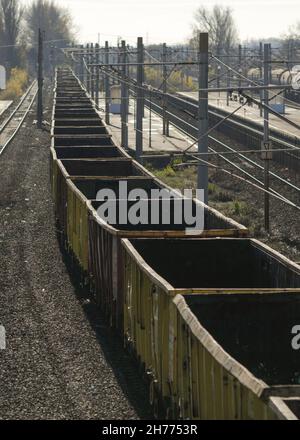 Vider les vieux wagons de train de marchandises et dans une gare. Banque D'Images