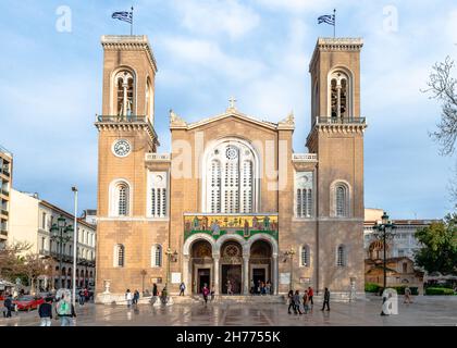Athènes, Grèce - 9 mars 2019 : la façade de la cathédrale métropolitaine de l'Annonciation, avec la petite église Saint-Eleftherios à droite. Banque D'Images