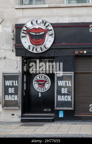 LONDRES, Royaume-Uni - 14 JUILLET 2021 : vue extérieure du Comedy Club pendant les restrictions de distance sociales Covid-19 Banque D'Images