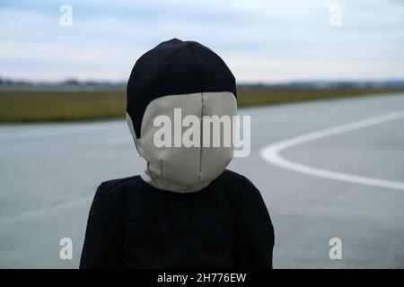 La cible douce pour enfant accompagnant debout sur le terrain d'essai.Utilisé pour tester le freinage d'urgence autonome Banque D'Images