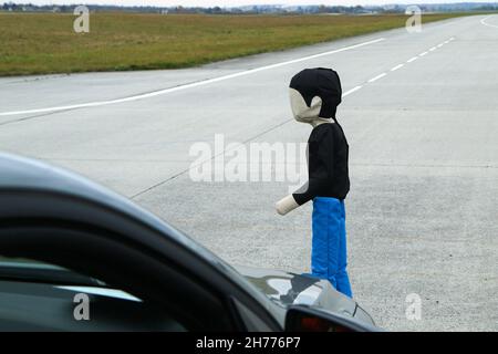 La cible douce pour enfant accompagnant debout sur le terrain d'essai.Utilisé pour tester le freinage d'urgence autonome Banque D'Images