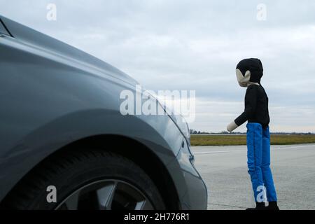 La cible douce pour enfant accompagnant debout sur le terrain d'essai.Utilisé pour tester le freinage d'urgence autonome Banque D'Images