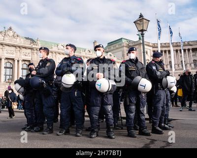 Vienne, Autriche - novembre 20 2021: La police anti-émeute à anti-VAX Covid 19 démonstration contre la vaccination obligatoire. Banque D'Images