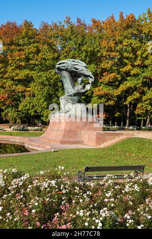 Monument Frederic Chopin dans le parc Łazienki (parc des bains royaux) en automne, ville de Varsovie, Pologne. Banque D'Images