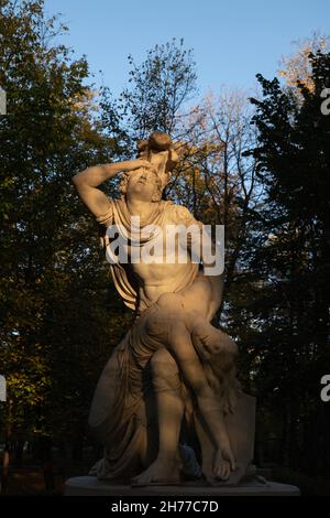 Tanccred et Clorinda se baignent de soleil dans le parc royal Lazienki à Varsovie, en Pologne.Sculpture du chevalier croisé et mort de Saracen guerrier maiden qui Banque D'Images