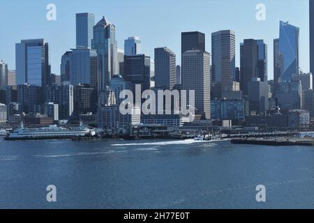 Vue sur la ville de Seattle et ferry pour passagers dans le port situé sur Puget Sound avec gratte-ciel, vue depuis le bateau-conteneur. Banque D'Images