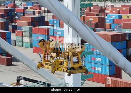 Épandeur jaune de grues portiques servant au chargement et au déchargement de conteneurs de navires de cargaison dans le terminal Portland. Banque D'Images