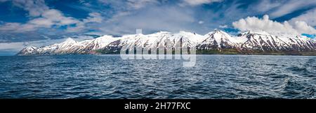 Vue panoramique sur les montagnes enneigées autour du fjord d'Eyjafjordur, près des Hauganes, au nord de l'Islande Banque D'Images