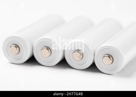 Piles alcalines AA sur fond blanc. Plusieurs batteries de suite. Espace pour le texte. Banque D'Images