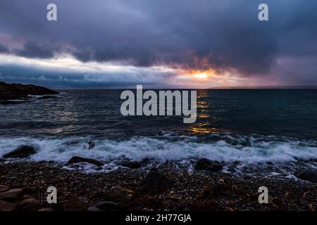 Coucher de soleil sur la baie de Mount's depuis Trevean Cove, Rosudgeon, près de Penzance, Cornwall, Royaume-Uni Banque D'Images