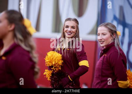 Bloomington, États-Unis.20 novembre 2021.Les cheerleaders du Minnesota applaudissent contre l'Indiana University lors d'un match de football de la NCAA au Memorial Stadium de Bloomington, dans l'Indiana, qui a perdu au Minnesota 35-14.(Photo de Jeremy Hogan/SOPA Images/Sipa USA) crédit: SIPA USA/Alay Live News Banque D'Images