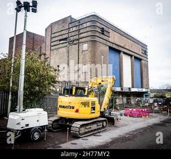 L'hippodrome Dudley, Castle Hill, le 20 novembre, a été réservé à la démolition et a peu d'espoir d'être sauvé.L'ancien hippodrome de Dudley n'a pas organisé de représentation en direct depuis 1974, et a fermé en 2009, mais une longue campagne a été menée pour la sauver.Dudley Metropolitan Borough Council a reçu 25 millions de livres sterling par le gouvernement pour construire un centre universitaire sur le site.Le bâtiment des années 1930 a accueilli des actes comme Gracie Fields, Laurel et Hardy, Marlene Dietrich et George Formby et a été utilisé plus tard comme salle de bingo.VUE AVANT. Banque D'Images
