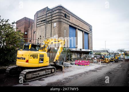 L'hippodrome Dudley, Castle Hill, le 20 novembre, a été réservé à la démolition et a peu d'espoir d'être sauvé.L'ancien hippodrome de Dudley n'a pas organisé de représentation en direct depuis 1974, et a fermé en 2009, mais une longue campagne a été menée pour la sauver.Dudley Metropolitan Borough Council a reçu 25 millions de livres sterling par le gouvernement pour construire un centre universitaire sur le site.Le bâtiment des années 1930 a accueilli des actes comme Gracie Fields, Laurel et Hardy, Marlene Dietrich et George Formby et a été utilisé plus tard comme salle de bingo.VUE AVANT. Banque D'Images