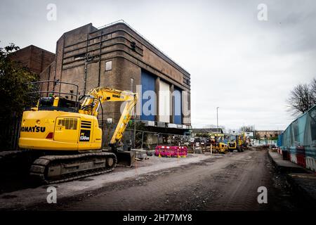 L'hippodrome Dudley, Castle Hill, le 20 novembre, a été réservé à la démolition et a peu d'espoir d'être sauvé.L'ancien hippodrome de Dudley n'a pas organisé de représentation en direct depuis 1974, et a fermé en 2009, mais une longue campagne a été menée pour la sauver.Dudley Metropolitan Borough Council a reçu 25 millions de livres sterling par le gouvernement pour construire un centre universitaire sur le site.Le bâtiment des années 1930 a accueilli des actes comme Gracie Fields, Laurel et Hardy, Marlene Dietrich et George Formby et a été utilisé plus tard comme salle de bingo.VUE AVANT. Banque D'Images