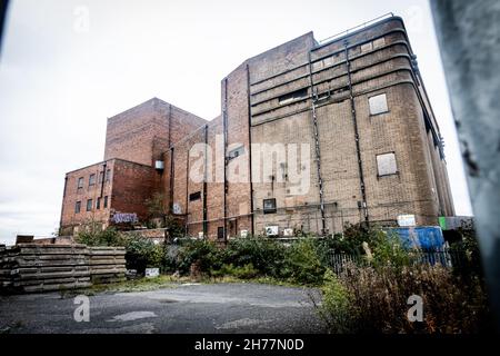 L'hippodrome Dudley, Castle Hill, le 20 novembre, a été réservé à la démolition et a peu d'espoir d'être sauvé.L'ancien hippodrome de Dudley n'a pas organisé de représentation en direct depuis 1974, et a fermé en 2009, mais une longue campagne a été menée pour la sauver.Dudley Metropolitan Borough Council a reçu 25 millions de livres sterling par le gouvernement pour construire un centre universitaire sur le site.Le bâtiment des années 1930 a accueilli des actes comme Gracie Fields, Laurel et Hardy, Marlene Dietrich et George Formby et a été utilisé plus tard comme salle de bingo.VUE ARRIÈRE. Banque D'Images