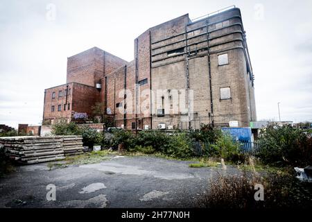 L'hippodrome Dudley, Castle Hill, le 20 novembre, a été réservé à la démolition et a peu d'espoir d'être sauvé.L'ancien hippodrome de Dudley n'a pas organisé de représentation en direct depuis 1974, et a fermé en 2009, mais une longue campagne a été menée pour la sauver.Dudley Metropolitan Borough Council a reçu 25 millions de livres sterling par le gouvernement pour construire un centre universitaire sur le site.Le bâtiment des années 1930 a accueilli des actes comme Gracie Fields, Laurel et Hardy, Marlene Dietrich et George Formby et a été utilisé plus tard comme salle de bingo.VUE ARRIÈRE. Banque D'Images