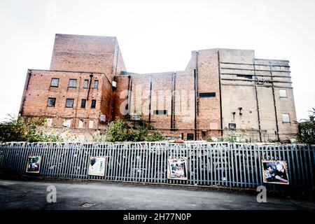 L'hippodrome Dudley, Castle Hill, le 20 novembre, a été réservé à la démolition et a peu d'espoir d'être sauvé.L'ancien hippodrome de Dudley n'a pas organisé de représentation en direct depuis 1974, et a fermé en 2009, mais une longue campagne a été menée pour la sauver.Dudley Metropolitan Borough Council a reçu 25 millions de livres sterling par le gouvernement pour construire un centre universitaire sur le site.Le bâtiment des années 1930 a accueilli des actes comme Gracie Fields, Laurel et Hardy, Marlene Dietrich et George Formby et a été utilisé plus tard comme salle de bingo.VUE ARRIÈRE. Banque D'Images