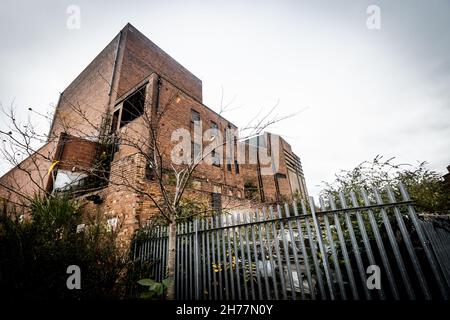 L'hippodrome Dudley, Castle Hill, le 20 novembre, a été réservé à la démolition et a peu d'espoir d'être sauvé.L'ancien hippodrome de Dudley n'a pas organisé de représentation en direct depuis 1974, et a fermé en 2009, mais une longue campagne a été menée pour la sauver.Dudley Metropolitan Borough Council a reçu 25 millions de livres sterling par le gouvernement pour construire un centre universitaire sur le site.Le bâtiment des années 1930 a accueilli des actes comme Gracie Fields, Laurel et Hardy, Marlene Dietrich et George Formby et a été utilisé plus tard comme salle de bingo.VUE LATÉRALE. Banque D'Images