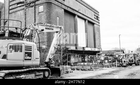 L'hippodrome Dudley, Castle Hill, le 20 novembre, a été réservé à la démolition et a peu d'espoir d'être sauvé.L'ancien hippodrome de Dudley n'a pas organisé de représentation en direct depuis 1974, et a fermé en 2009, mais une longue campagne a été menée pour la sauver.Dudley Metropolitan Borough Council a reçu 25 millions de livres sterling par le gouvernement pour construire un centre universitaire sur le site.Le bâtiment des années 1930 a accueilli des actes comme Gracie Fields, Laurel et Hardy, Marlene Dietrich et George Formby et a ensuite été utilisé comme salle de bingo. Vue de face noire et blanche. Banque D'Images
