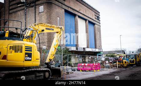 L'hippodrome Dudley, Castle Hill, le 20 novembre, a été réservé à la démolition et a peu d'espoir d'être sauvé.L'ancien hippodrome de Dudley n'a pas organisé de représentation en direct depuis 1974, et a fermé en 2009, mais une longue campagne a été menée pour la sauver.Dudley Metropolitan Borough Council a reçu 25 millions de livres sterling par le gouvernement pour construire un centre universitaire sur le site.Le bâtiment des années 1930 a accueilli des actes comme Gracie Fields, Laurel et Hardy, Marlene Dietrich et George Formby et a été utilisé plus tard comme salle de bingo.VUE ARRIÈRE. Banque D'Images