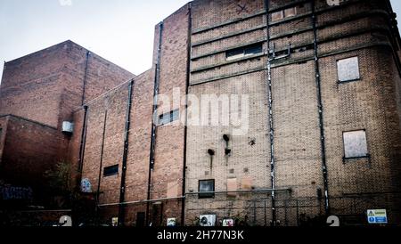 L'hippodrome Dudley, Castle Hill, le 20 novembre, a été réservé à la démolition et a peu d'espoir d'être sauvé.L'ancien hippodrome de Dudley n'a pas organisé de représentation en direct depuis 1974, et a fermé en 2009, mais une longue campagne a été menée pour la sauver.Dudley Metropolitan Borough Council a reçu 25 millions de livres sterling par le gouvernement pour construire un centre universitaire sur le site.Le bâtiment des années 1930 a accueilli des actes comme Gracie Fields, Laurel et Hardy, Marlene Dietrich et George Formby et a été utilisé plus tard comme salle de bingo.VUE ARRIÈRE. Banque D'Images