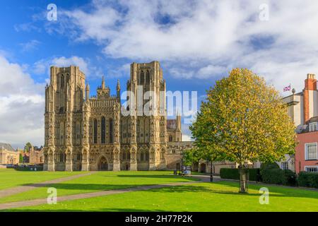 La magnifique architecture de la façade ouest de la cathédrale de Wells, Somerset, Angleterre, Royaume-Uni Banque D'Images