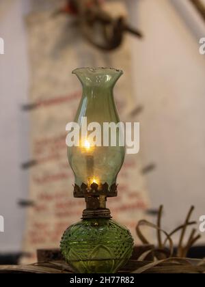 Une verticale de la lampe à kérosène allumée dans la maison Banque D'Images