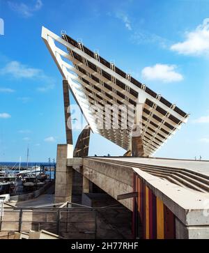 Panneau solaire géant dans le port Port Forum dans le nord du quartier de Barcelone Poblenou.L'ancienne zone industrielle avec un nouveau port, la technologie et le bu Banque D'Images