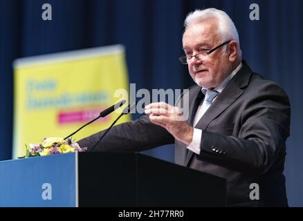 21 novembre 2021, Schleswig-Holstein, Neumünster: Wolfgang Kubicki (FDP), vice-président fédéral de son parti, prend la parole à la conférence du parti du Schleswig-Holstein FDP.Photo: Axel Heimken/dpa Banque D'Images