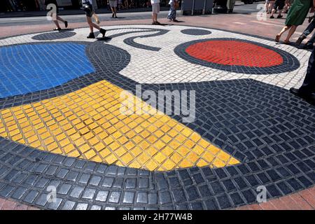 Mosaic del Pla de l'OS par Joan Miro au milieu de la Rambla, la route la plus importante de Barcelone, Catalogne, Espagne.Europe. Banque D'Images