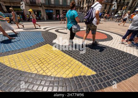 Mosaic del Pla de l'OS par Joan Miro au milieu de la Rambla, la route la plus importante de Barcelone, Catalogne, Espagne.Europe. Banque D'Images