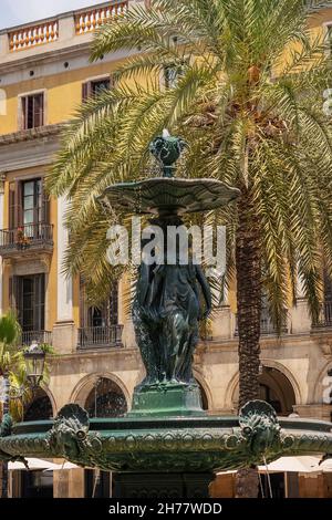 Détail de la fontaine de bronze des Trois Grâces de Plaça Reial (Plaza Real ou Royal Plaza), carré dans le Barri Gotic de Barcelone, Catalogne, Espagne Banque D'Images