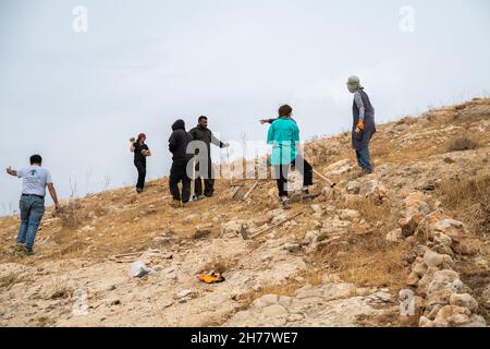 Réhabilitation des anciennes usines d'eau utilisées par les éleveurs palestiniens locaux par l'organisation militante israélienne Warriors for Peace, le jour de la première pluie dans la vallée du nord du Jourdain.Les puits sont une infrastructure essentielle dans le contexte de la pénurie d'eau et du manque d'infrastructures d'approvisionnement en eau pour les communautés rurales palestiniennes de bergerins, dont les zones de pâturage se réduisent en raison de l'expansion de la colonie juive.La Cisjordanie. Le 19 novembre 2021.( Matan Golan/Alay Live News) Banque D'Images