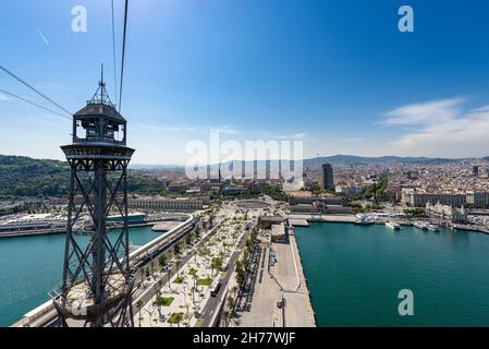 Paysage urbain de Barcelone avec le port.Vue aérienne depuis le téléphérique qui relie la plage de la Barceloneta à la colline de Montjuic.Catalogne, Espagne, Europe Banque D'Images