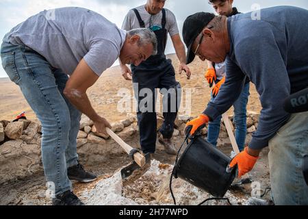Réhabilitation des anciennes usines d'eau utilisées par les éleveurs palestiniens locaux par l'organisation militante israélienne Warriors for Peace, le jour de la première pluie dans la vallée du nord du Jourdain.Les puits sont une infrastructure essentielle dans le contexte de la pénurie d'eau et du manque d'infrastructures d'approvisionnement en eau pour les communautés rurales palestiniennes de bergerins, dont les zones de pâturage se réduisent en raison de l'expansion de la colonie juive.La Cisjordanie. Le 19 novembre 2021.( Matan Golan/Alay Live News) Banque D'Images