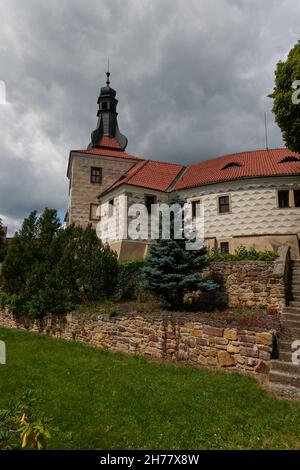 Kostelec nad Cernymi lesy, République Tchèque - 31 juillet 2021 - le château de la Renaissance dans l'après-midi d'été Banque D'Images