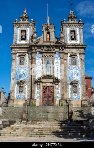 La belle église Santo Ildefonso à Porto par une journée ensoleillée Banque D'Images