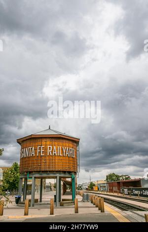 Tour d'eau en bois au chantier ferroviaire de Santa Fe sur la célèbre route 66 USA Banque D'Images