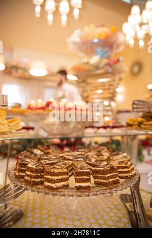La nourriture sur les étagères du buffet en libre-service avec tout compris. Banque D'Images