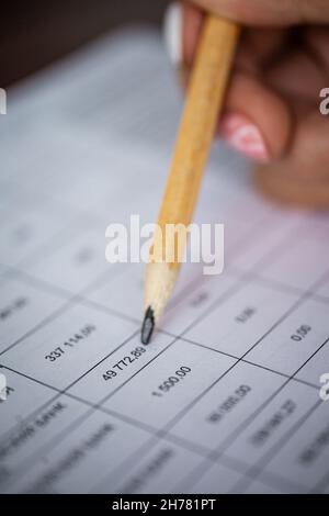 crayon et papier avec chiffres. vérifiez le rapport. Banque D'Images